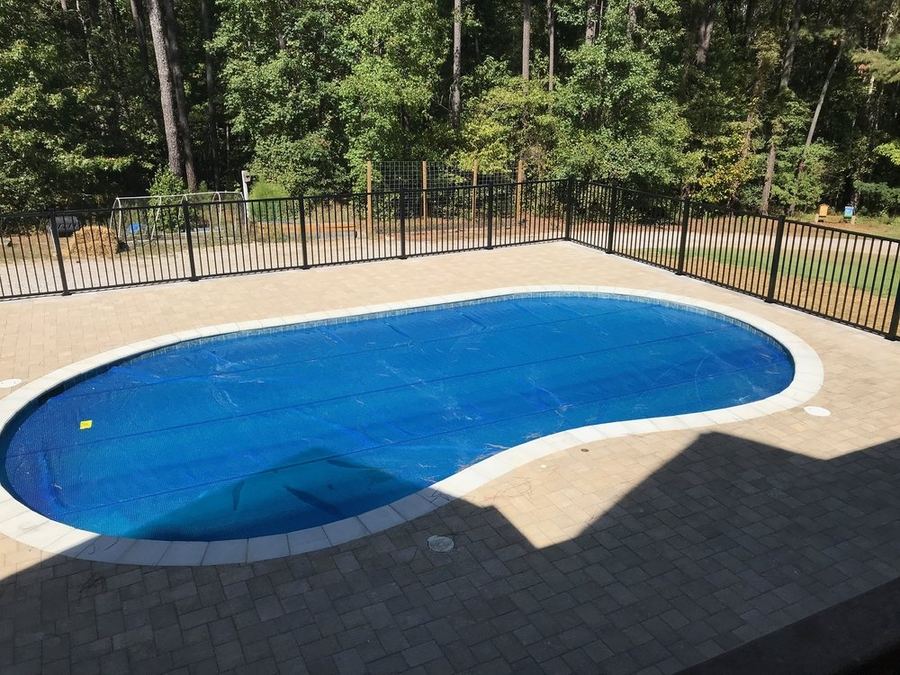 Aluminum pool fence with self-closing gate
